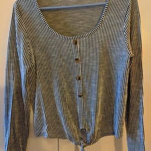 Long sleeve gray stripped blouse.
